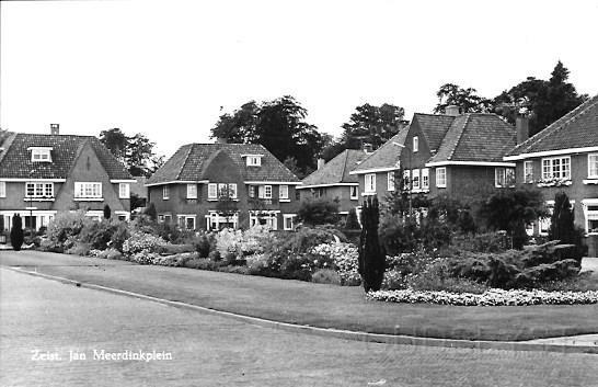 Bloemenbuurt0003, Jan Meerdinkplein. 1966..jpg - Jan Meerdinkplein is op 24 oktober 1929 genoemd naar Meesterschilder Johan Meerdink (1835-1904), wethouder van Zeist van 9 september 1884 tot 5 september 1899. Gezicht op de villa’s nrs: 14-16 en Jan Meerdinklaan nrs: 36-38. Opname: 1966.